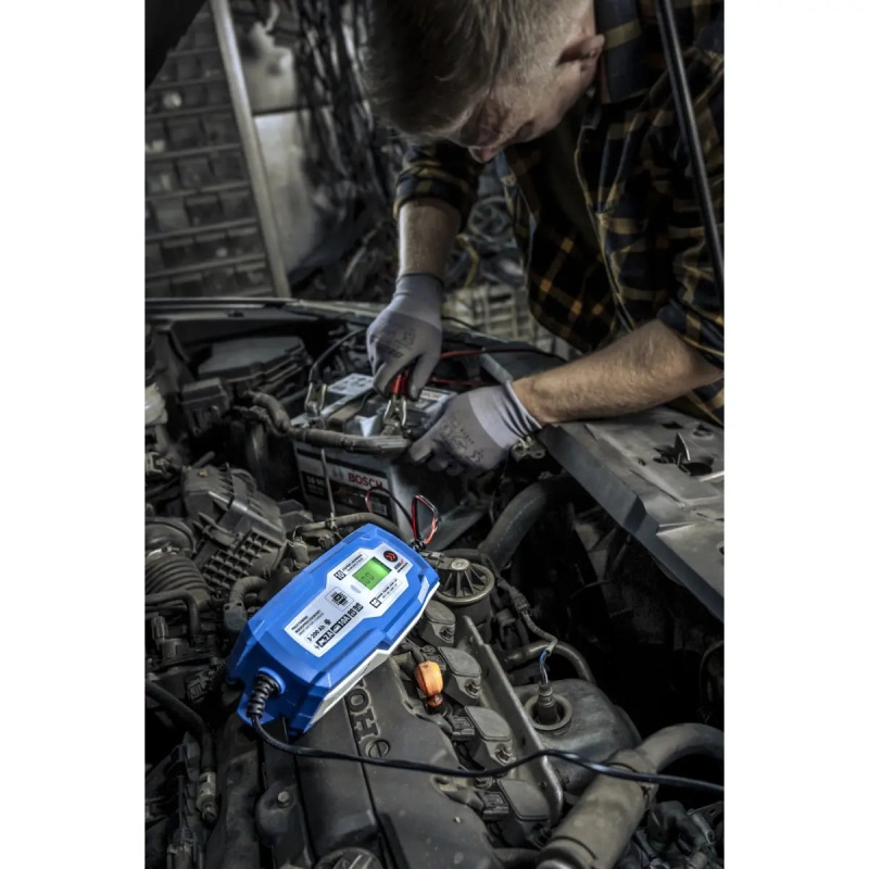 Mikroprocesorový usmerňovač 10A, 6V/12V, 3-200Ah, LCD LFP 1