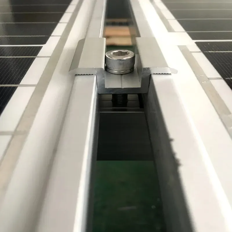 Střední svorka solárního panelu. Montážní solární svorka